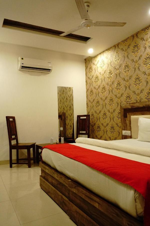 Hotel Almond Zirakpur المظهر الخارجي الصورة